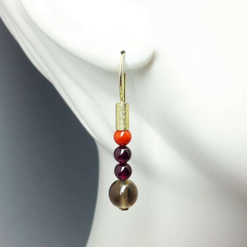 Boucles d'oreilles en or jaune 18kt, boules en corail, grenat et quartz fumé. Pièce unique.