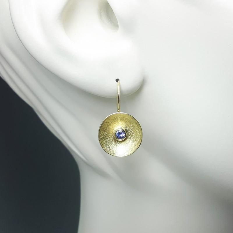 Boucles d'oreilles en or jaune 18kt et tanzanite Ø3mm.