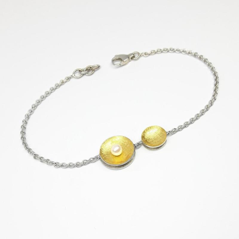 Bracelet en or fin, argent 925/- et perle akoya.