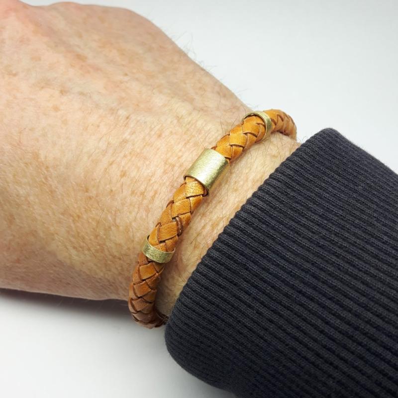 Bracelet en cuir et or jaune 18kt.