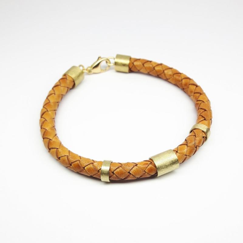 Bracelet en cuir et or jaune 18kt. 