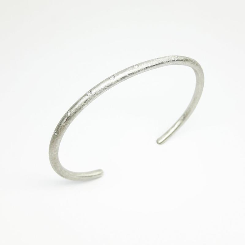 Bracelet en or blanc 18kt et 9 diamants.