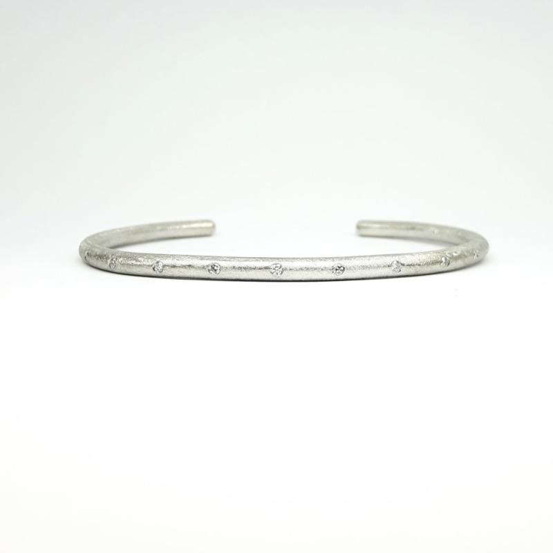 Bracelet en or blanc 18kt et 9 diamants.