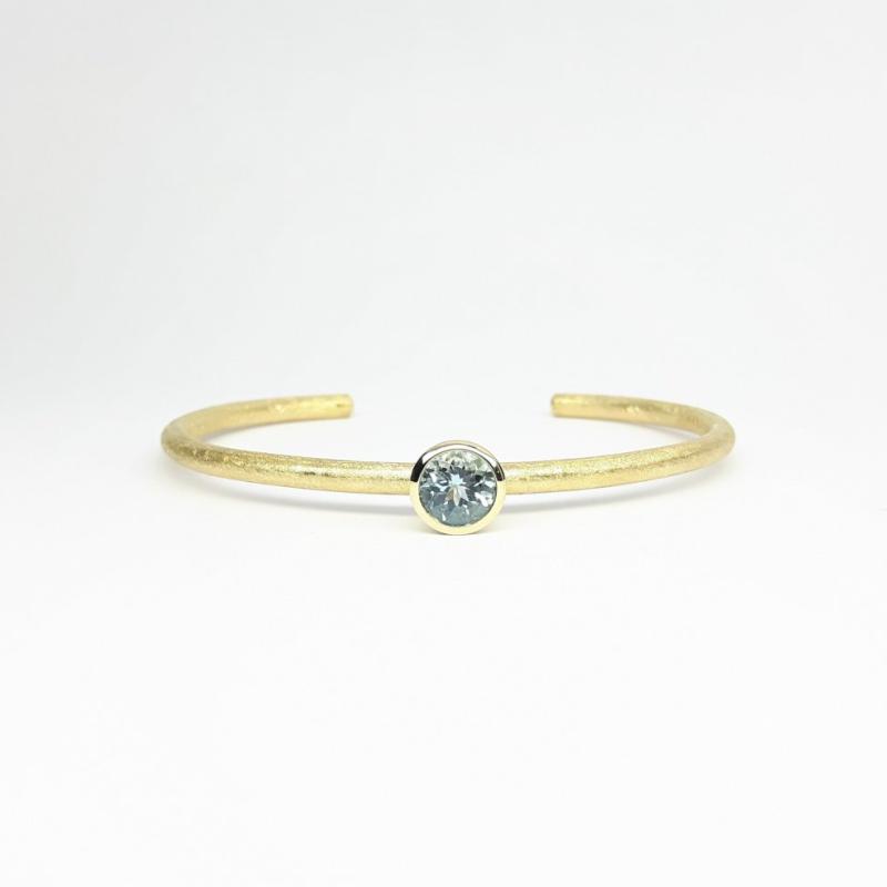 Bracelet en or jaune 18kt et aigue-marine Ø7mm.