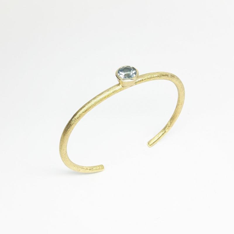 Bracelet en or jaune 18kt et aigue-marine Ø7mm.