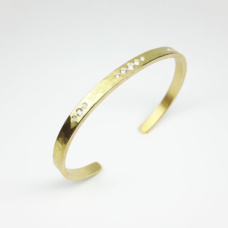 Bracelet martelé en or jaune 18kt et 11 brillants. Pièce unique.