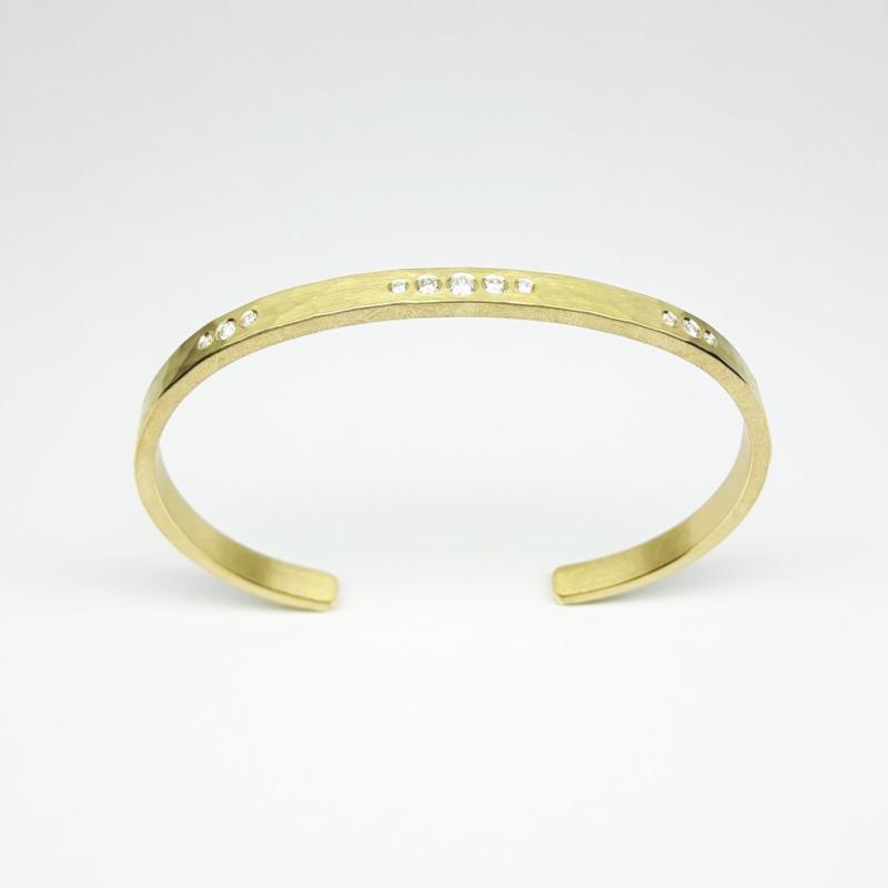 Bracelet martelé en or jaune 18kt et 11 brillants. Pièce unique.