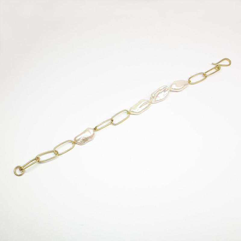 Bracelet en or jaune 18kt et perles de culture d'eau douce Biwa. Piève unique.