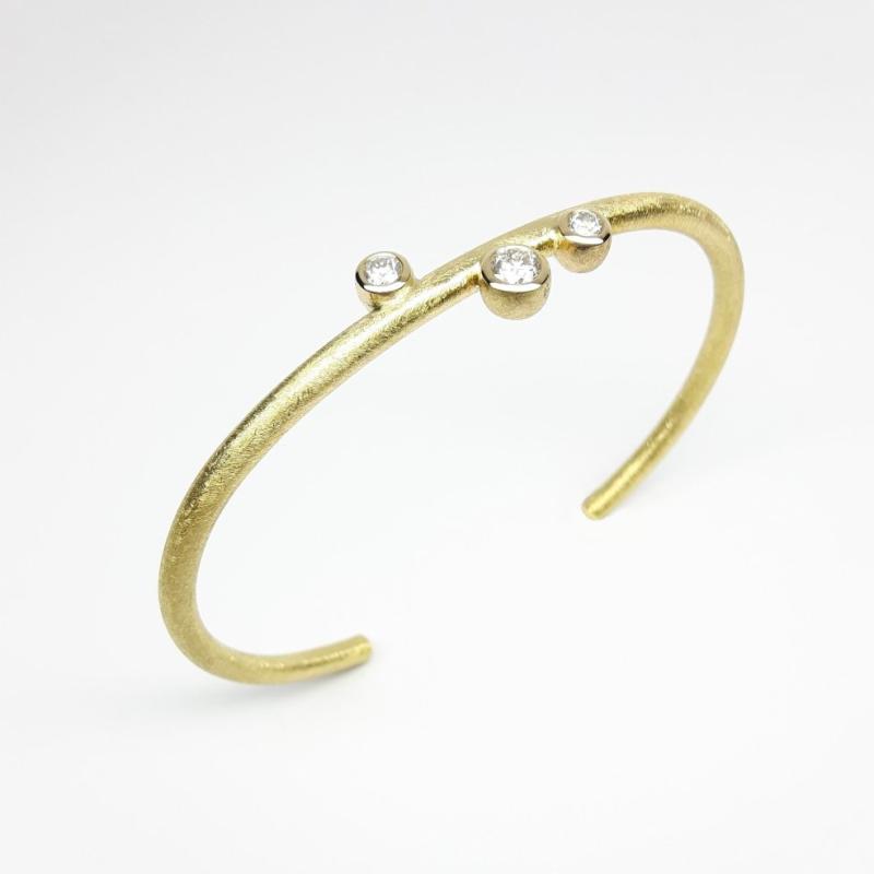 Bracelet en or jaune 18kt et 3 brillants tot. 0,65ct. Pièce unique.