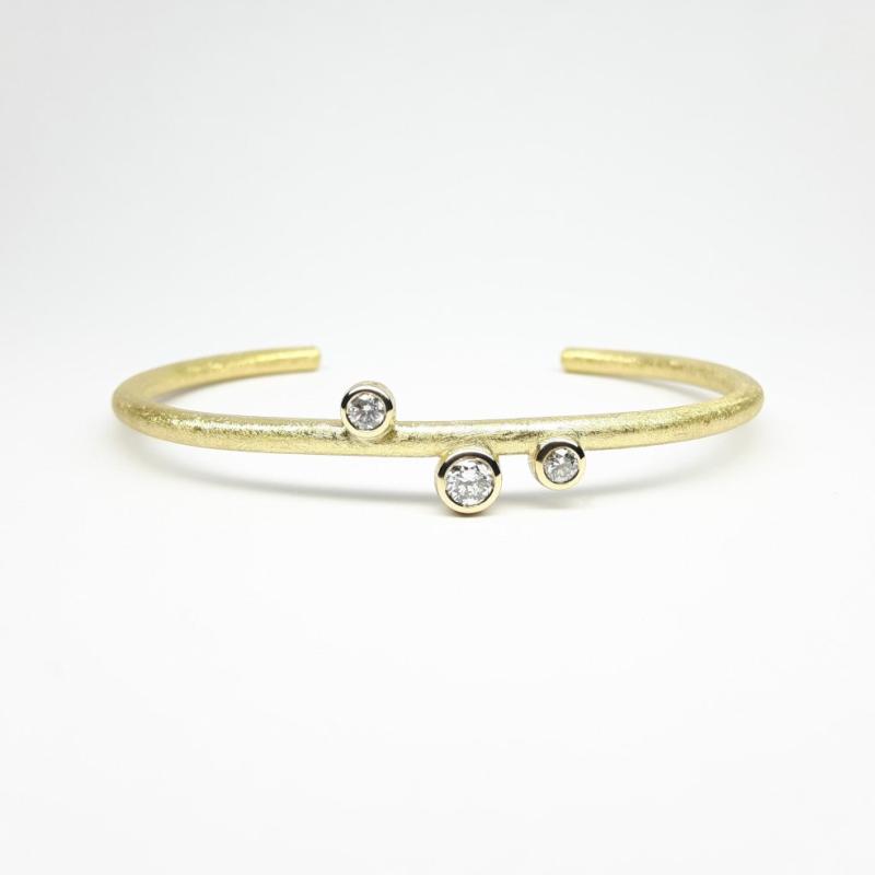 Bracelet en or jaune 18kt et 3 brillants tot. 0,65ct. Pièce unique.