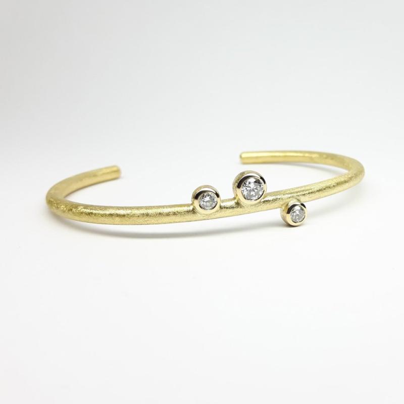Bracelet en or jaune 18kt et 3 brillants tot. 0,65ct. Pièce unique.