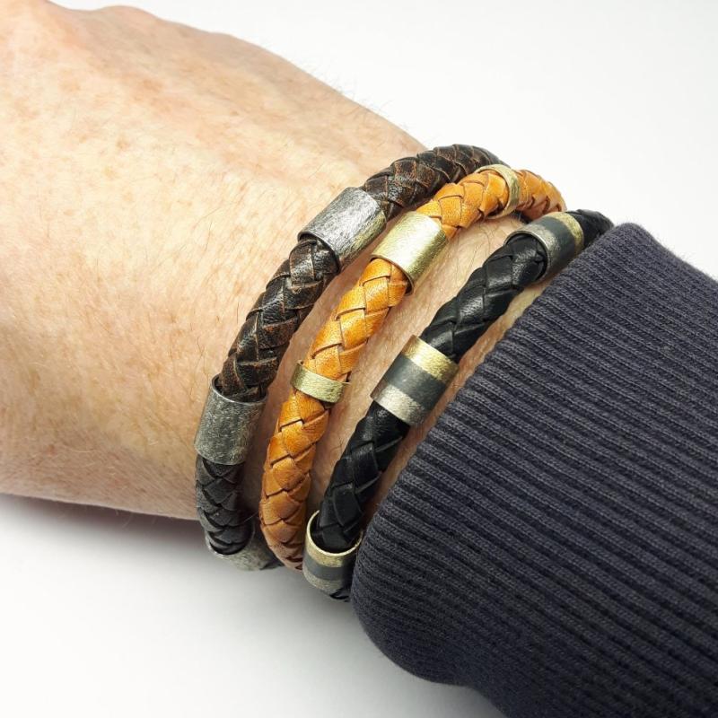 Bracelet en cuir et or jaune 18kt.