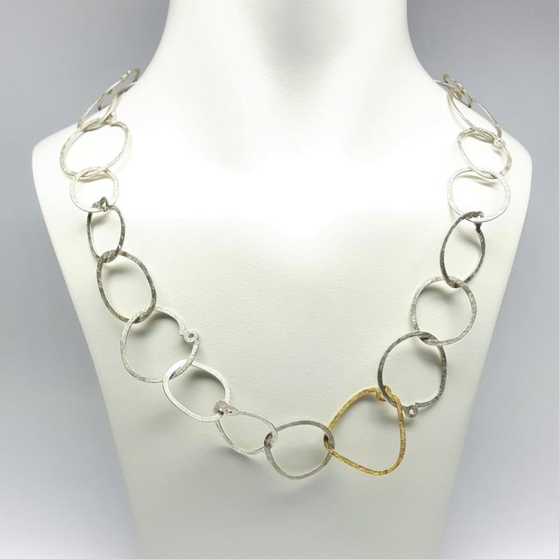 Collier martelé en argent et or jaune 22kt. Pièce unique.