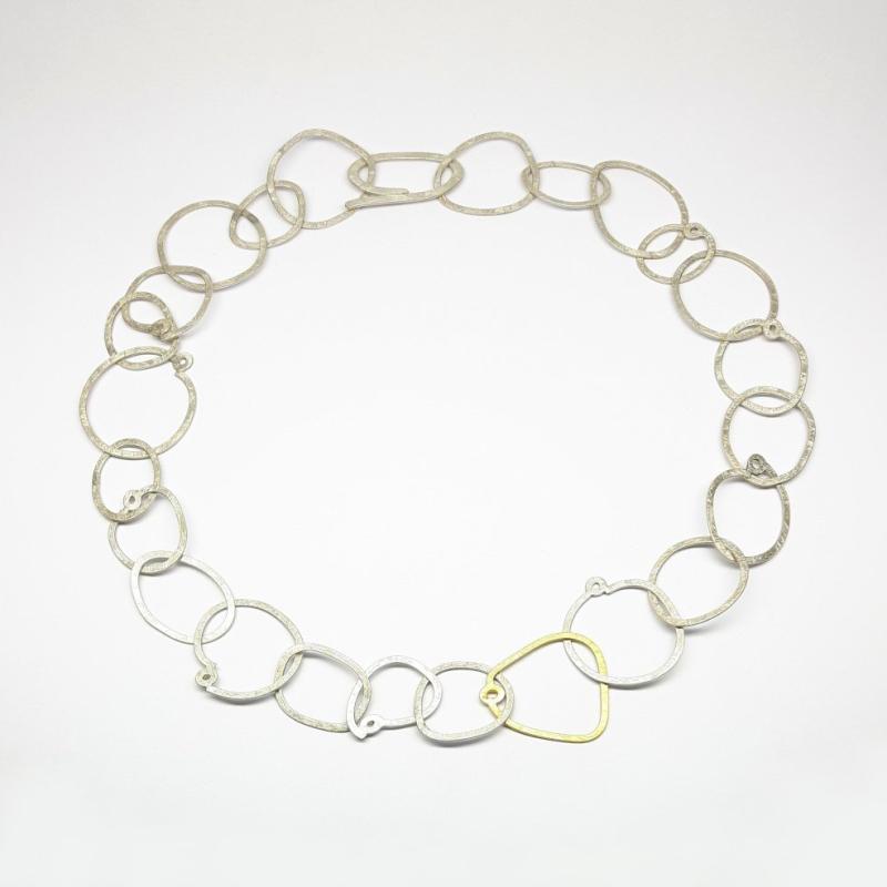 Collier martelé en argent et or jaune 22kt. Pièce unique.