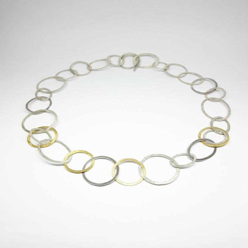 Collier en argent et or jaune 18kt, martelé à la main. Pièce unique.