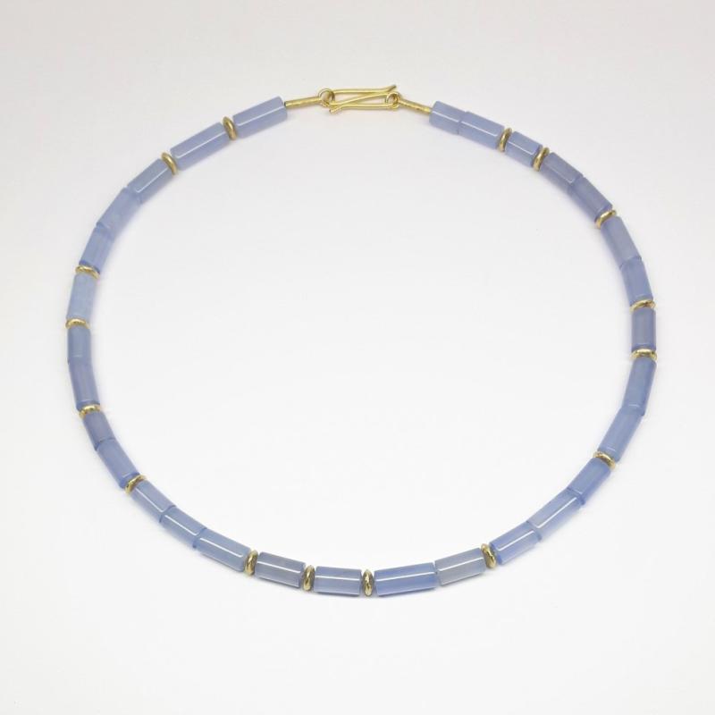 Collier en calcédoine fine et or jaune 18kt. Pièce unique.