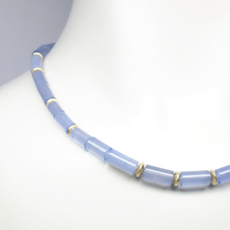 Collier en calcédoine fine et or jaune 18kt. Pièce unique.