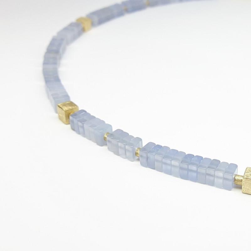 Collier en calcédoine de très belle qualité et or jaune 18kt. Pièce unique.