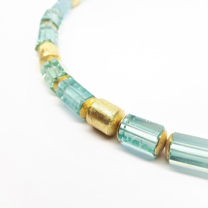 Collier en cristaux d'aigue-marine de très belle qualité. Or jaune 18kt. Pièce unique!