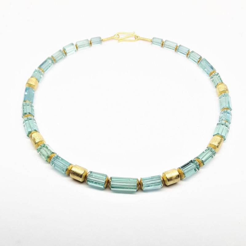 Collier en cristaux d'aigue-marine de très belle qualité. Or jaune 18kt. Pièce unique!
