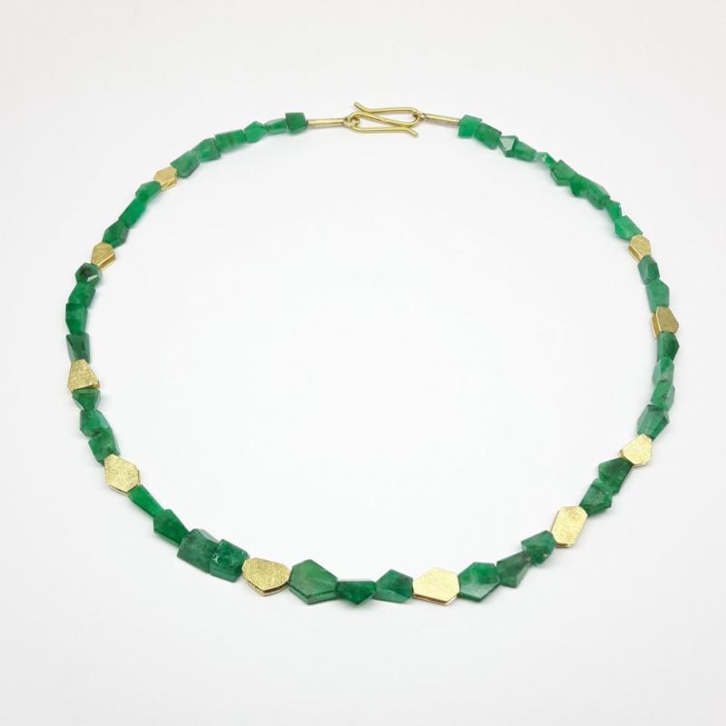 Collier en émeraude et or jaune 18kt. Pièce unique.
