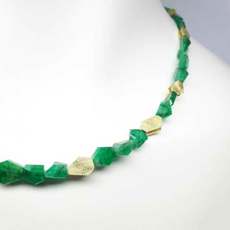 Collier en émeraude et or jaune 18kt. Pièce unique.