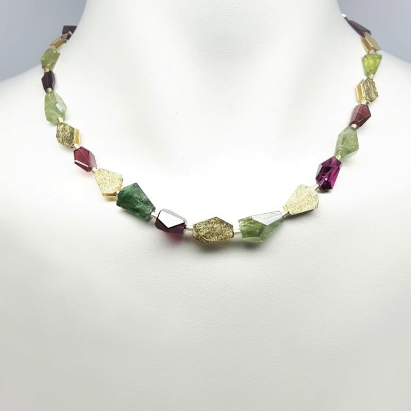 Collier en grenat rouge et tourmaline verte, or jaune 18kt. Pièce unique.