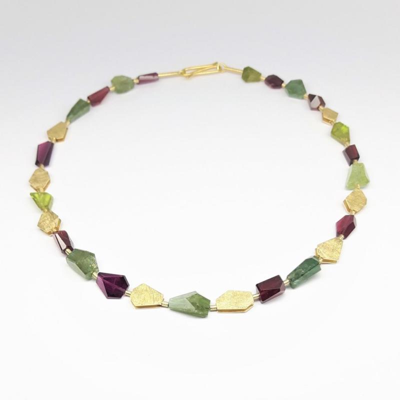 Collier en grenat rouge et tourmaline verte, or jaune 18kt. Pièce unique.