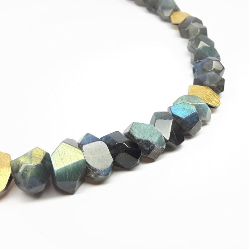 Collier en labradorite, or jaune 18kt, or fin et argent 925-. noirci. Pièce unique. 