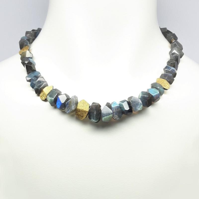 Collier en labradorite, or jaune 18kt, or fin et argent 925-. noirci. Pièce unique. 