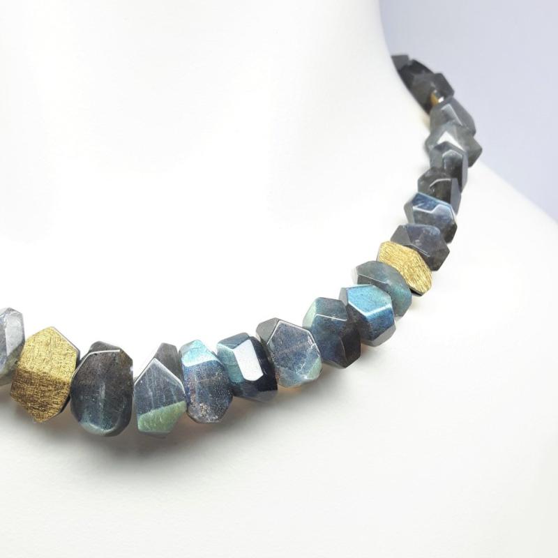 Collier en labradorite, or jaune 18kt, or fin et argent 925-. noirci. Pièce unique. 