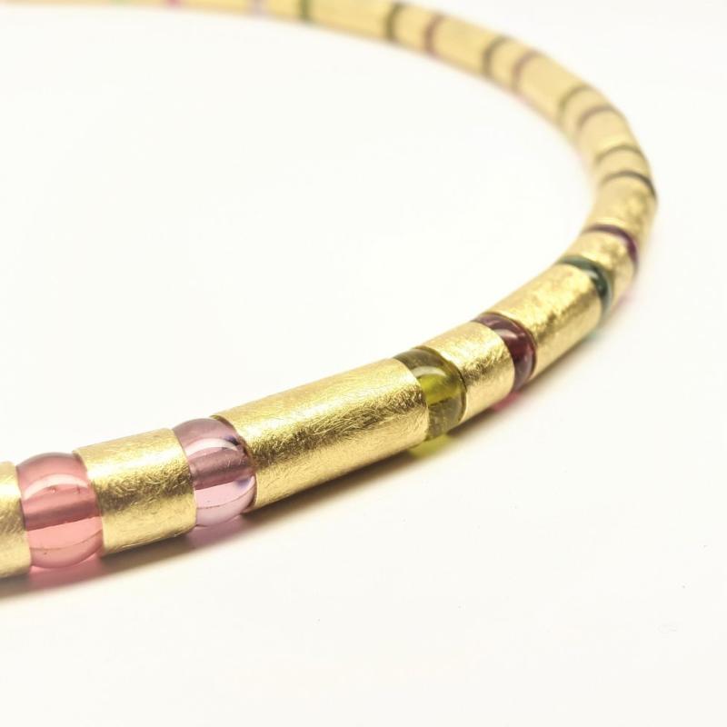 Collier en or jaune 18kt et boules en tourmaline de très belle qualité. Pièce unique.