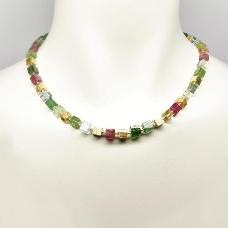 Collier en or jaune 18kt, cubes en aigue-marine et tourmaline. Pièce unique.