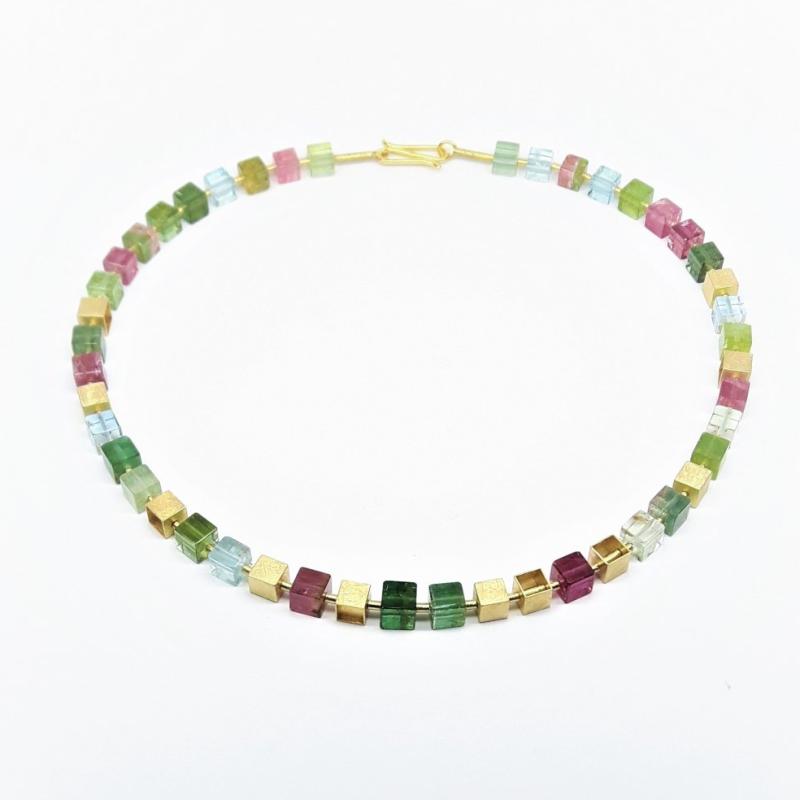 Collier en or jaune 18kt, cubes en aigue-marine et tourmaline. Pièce unique.