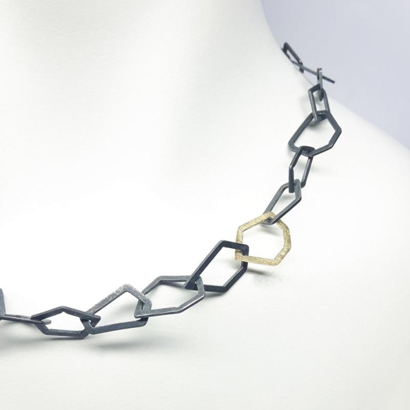 Collier martelé en argent 925/- noirci et or jaune 18kt. Pièce unique.