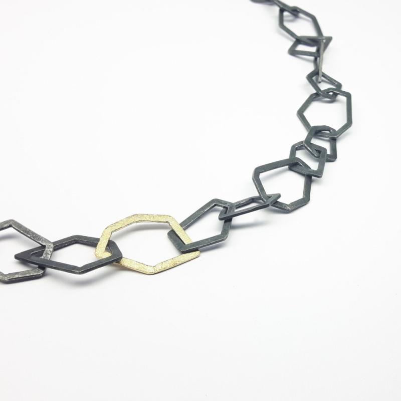 Collier martelé en argent 925/- noirci et or jaune 18kt. Pièce unique.