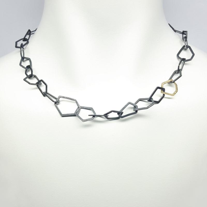 Collier martelé en argent 925/- noirci et or jaune 18kt. Pièce unique.