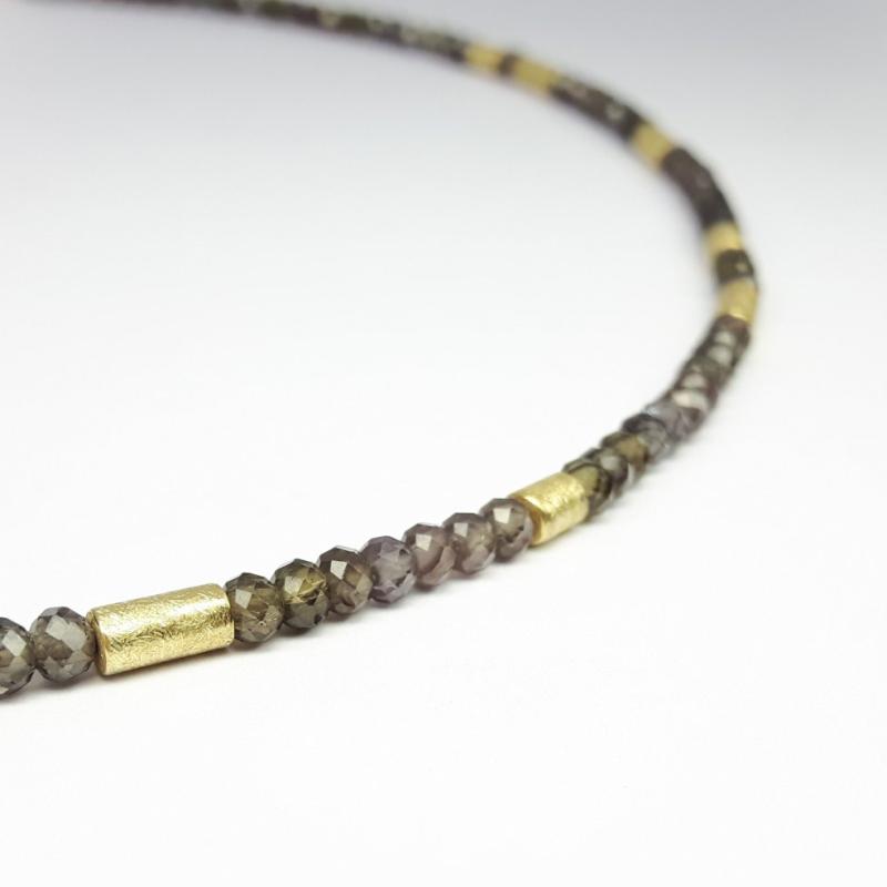 Collier en or jaune 18kt et grenat à couleur changeante. Pièce unique.