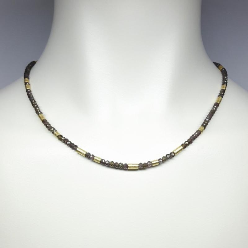 Collier en or jaune 18kt et grenat à couleur changeante. Pièce unique.