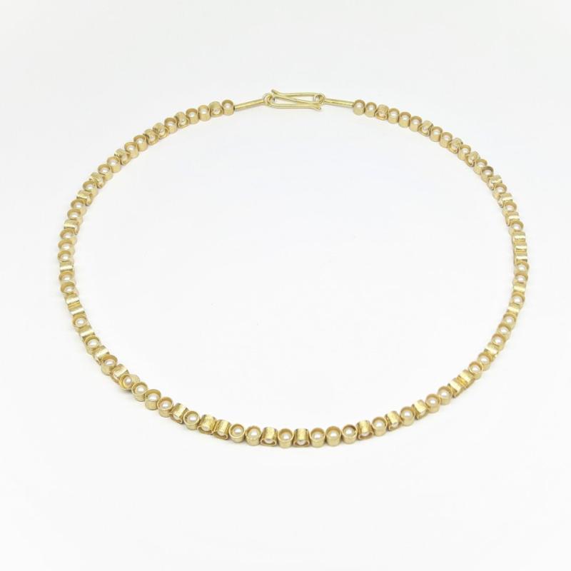 Collier en or jaune 18kt et perles de culture d'eau douce.