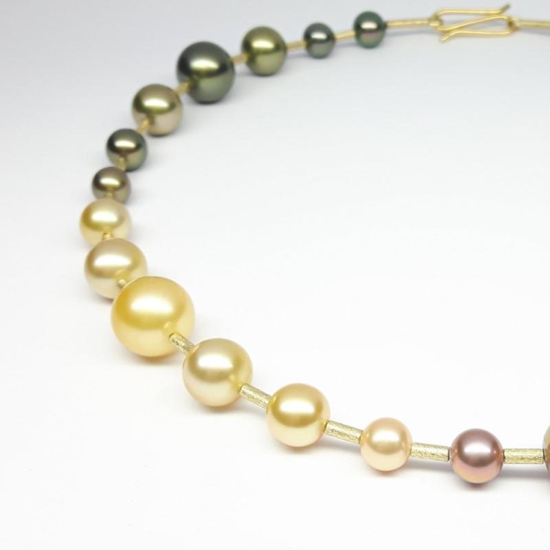 Collier en perles de Tahiti, perles des mers du Sud et Edison. Or jaune 18kt. Pièce unique.