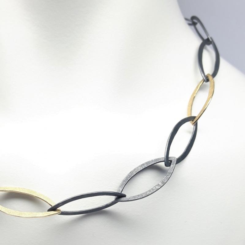 Collier martelé en or jaune 18kt et argent 925/- noirci.