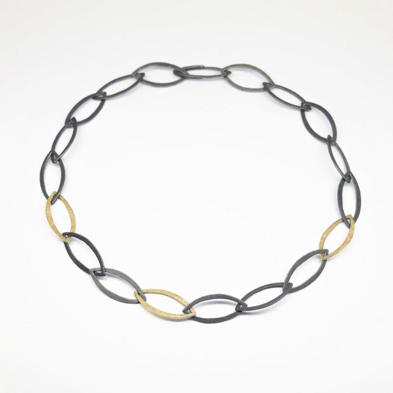 Collier martelé en or jaune 18kt et argent 925/- noirci.