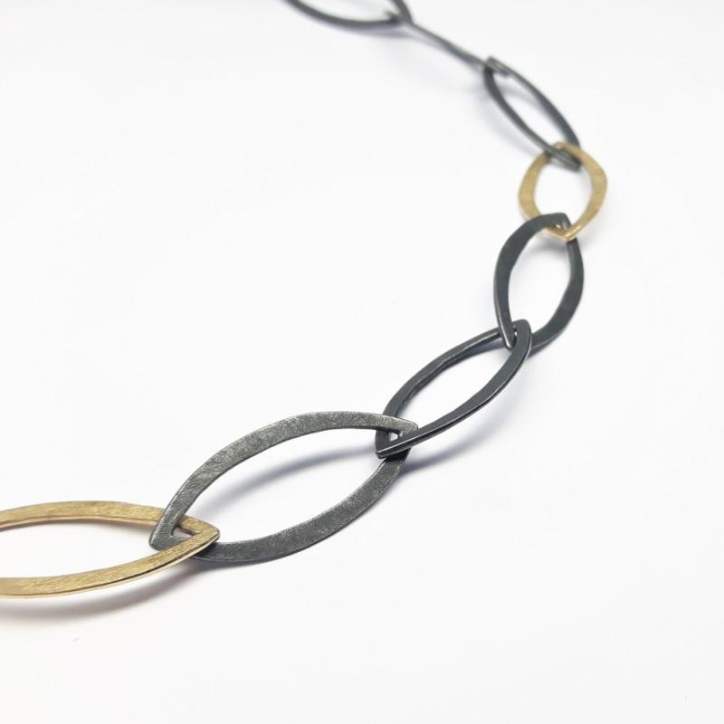 Collier martelé en or jaune 18kt et argent 925/- noirci.