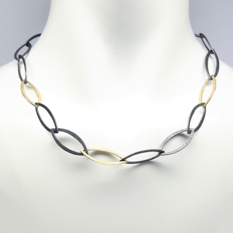 Collier martelé en or jaune 18kt et argent 925/- noirci.