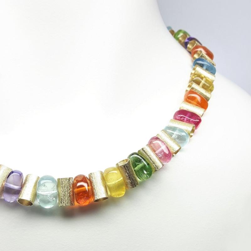 Collier en aigue-marine, tourmaline, grenat mandarin, péridot, améthyste, béryl jaune et or 18kt. Pièce unique!