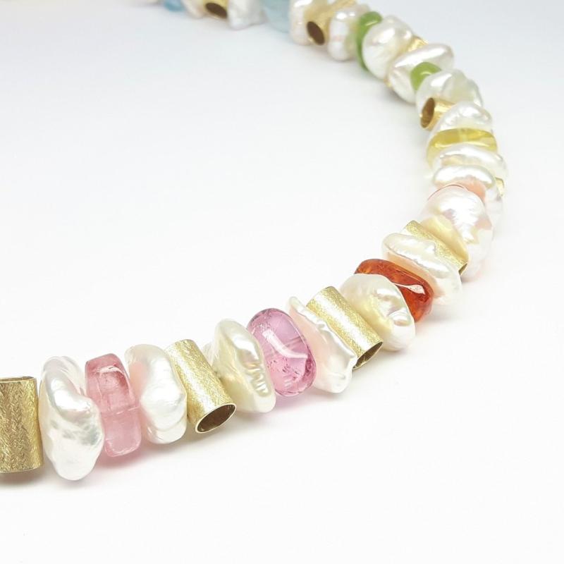 Collier en aigue-marine, tourmaline, grenat mandarin, péridot, béryl jaune, perles et or 18kt. Pièce unique!