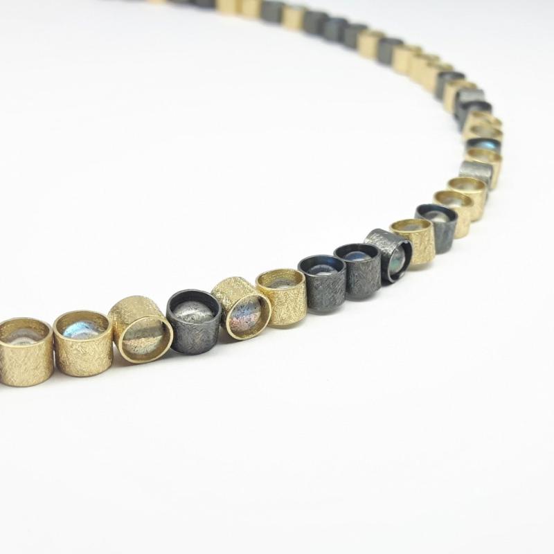 Collier en or jaune 18kt, argent 925/- et boules en labradorite.
