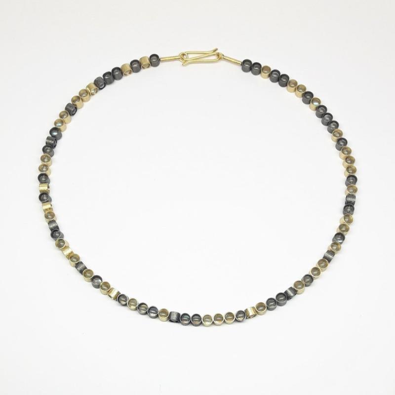 Collier en or jaune 18kt, argent 925/- et boules en labradorite.