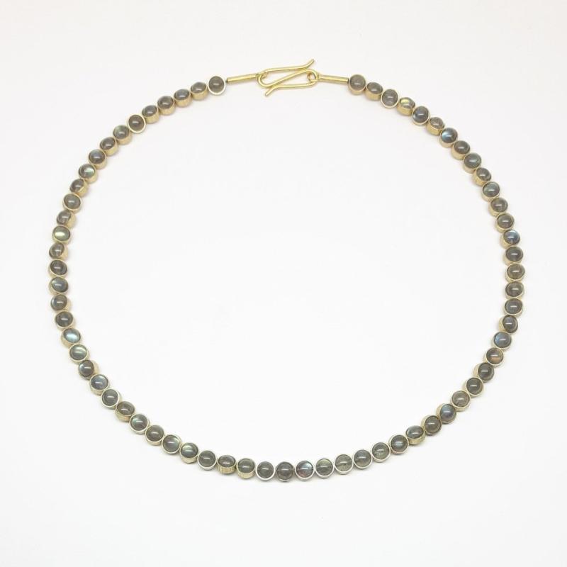 Collier en or jaune 18kt et boules en labradorite Ø5mm.